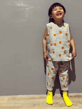 「アイテム（チノパンツ、オレンジ系）」を使った、WaiBowさん（キッズ・110cm）の春コーディネート