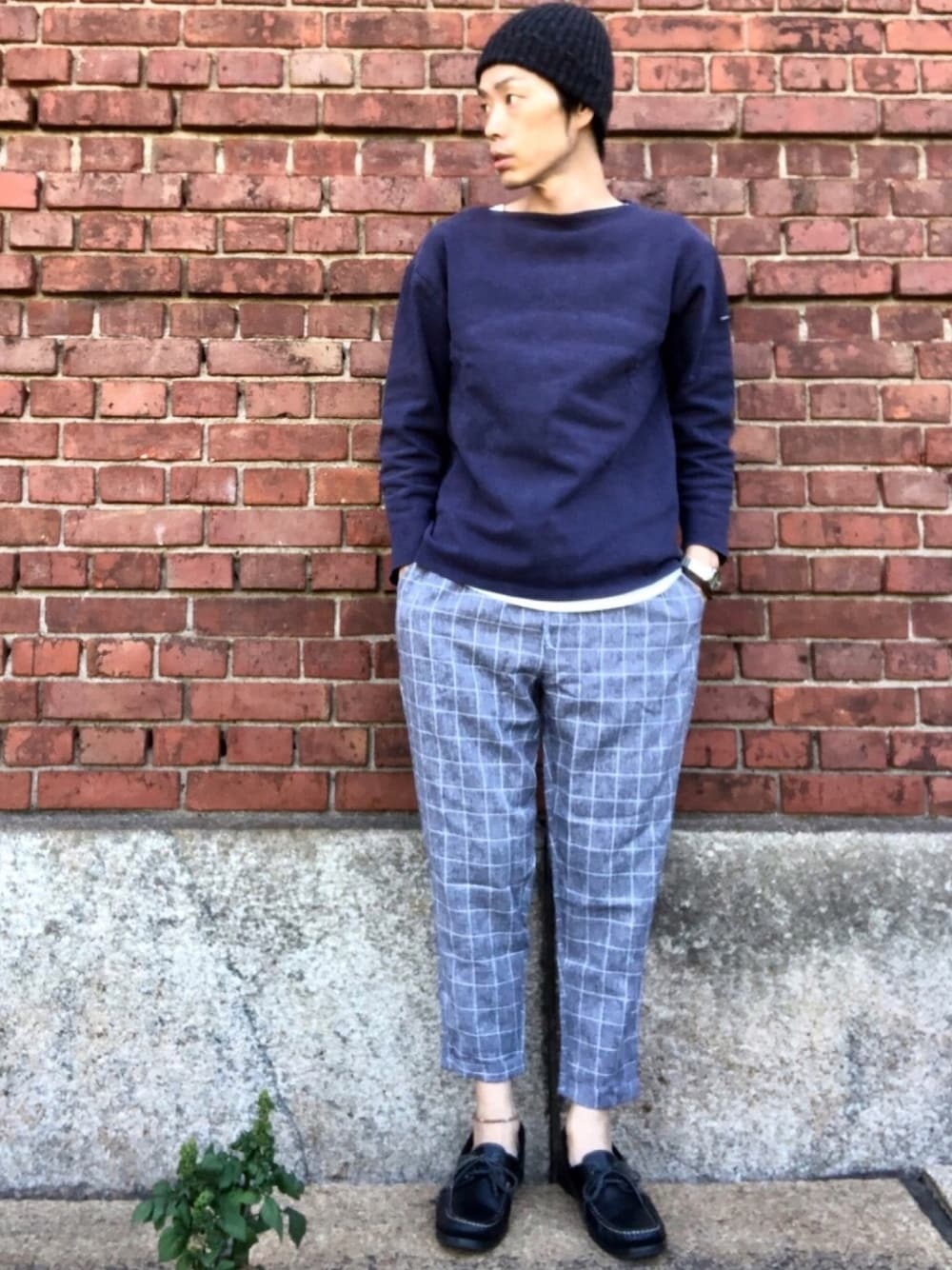 ブルー系のTシャツ/カットソー、グレー系のスラックス、ブラック系のモカシン/デッキシューズを着用したメンズの秋コーディネートの1枚目の写真
