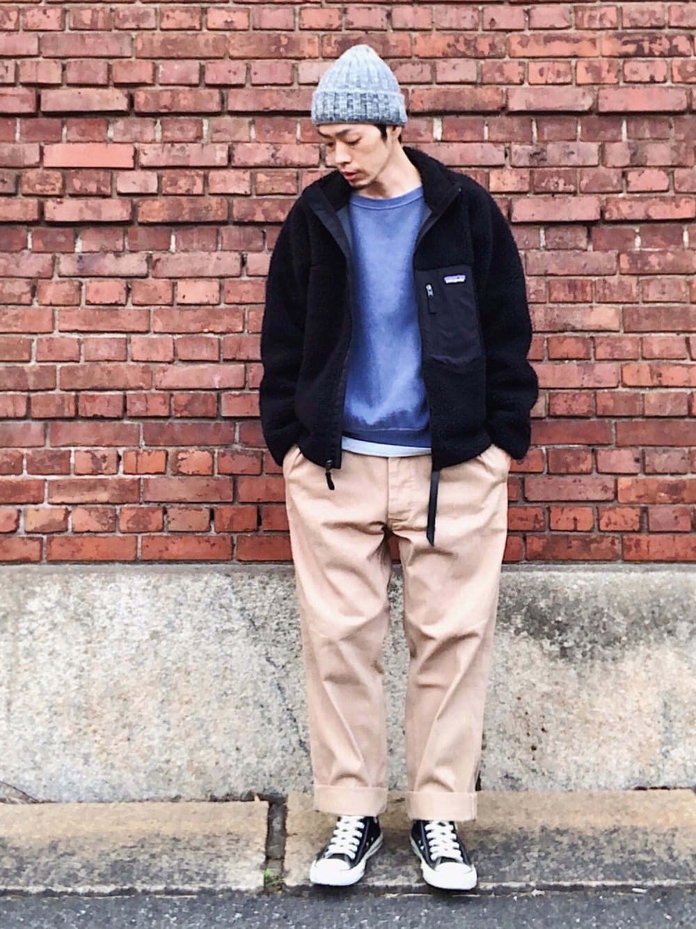 「秋冬コーデ、シンプル、patagonia、WAIPER、Hender Scheme、converse、レトロX、フリース、スウェット、スニーカーコーデ」｜「LEUCHTFEUERのアイテム（ニットキャップ/ビーニー、グレー系）」を使った、くるまやさん（メンズ・165cm）の秋コーディネートの1枚目の写真