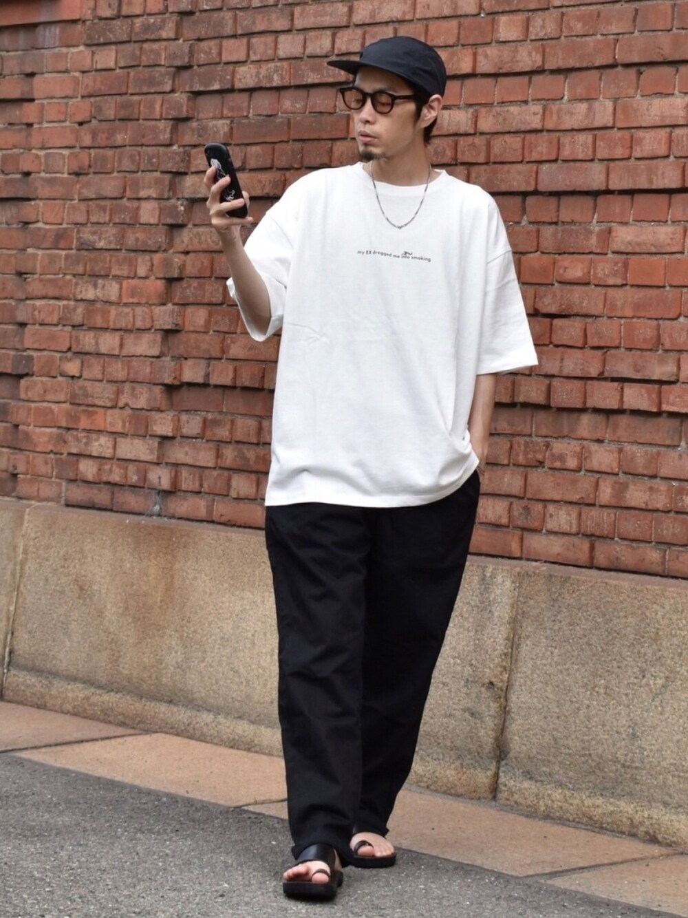 ホワイト系のTシャツ/カットソー、ブラック系のセットアップ、ブラック系のサンダルを着用したメンズの夏コーディネートの1枚目の写真