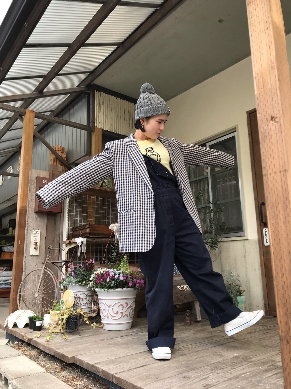 「シンプルコーデ、オーバーオール、ニット帽、チェック」｜「古着のアイテム（ジャケット/アウター、グレー系）」を使った、blueさん（レディース・150cm）の春コーディネートの1枚目の写真