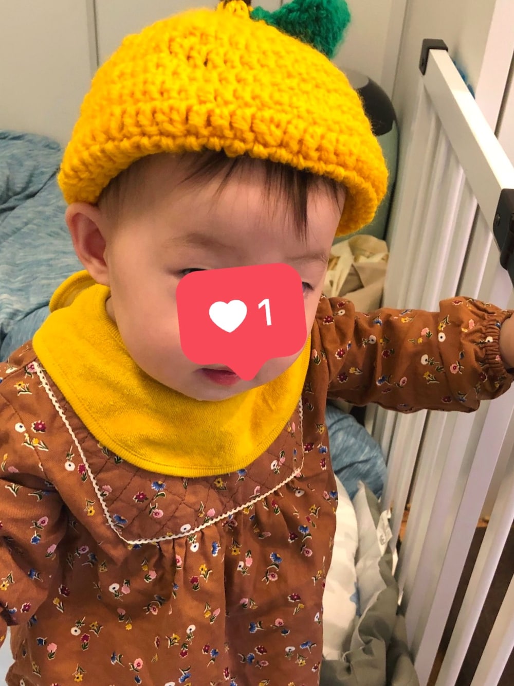 「秋コーデ、赤ちゃん、女の子、キッズファッション、80cm、赤ちゃんコーディネート」｜「西松屋のアイテム（スタイ/よだれかけ、イエロー系）」を使った、ゆずさん（キッズ・80cm）の秋コーディネートの1枚目の写真