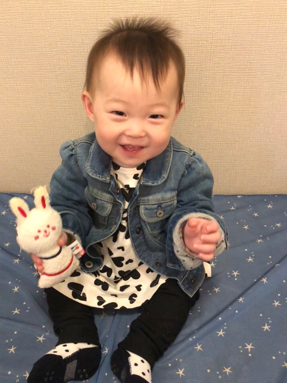 「UNIQLO、babygap、GAPコーデ、80cm、女の子ベビー、おんなのこコーデ」｜「babyGAPのアイテム（デニムジャケット、ブルー系）」を使った、ゆずさん（キッズ・80cm）の秋コーディネートの1枚目の写真