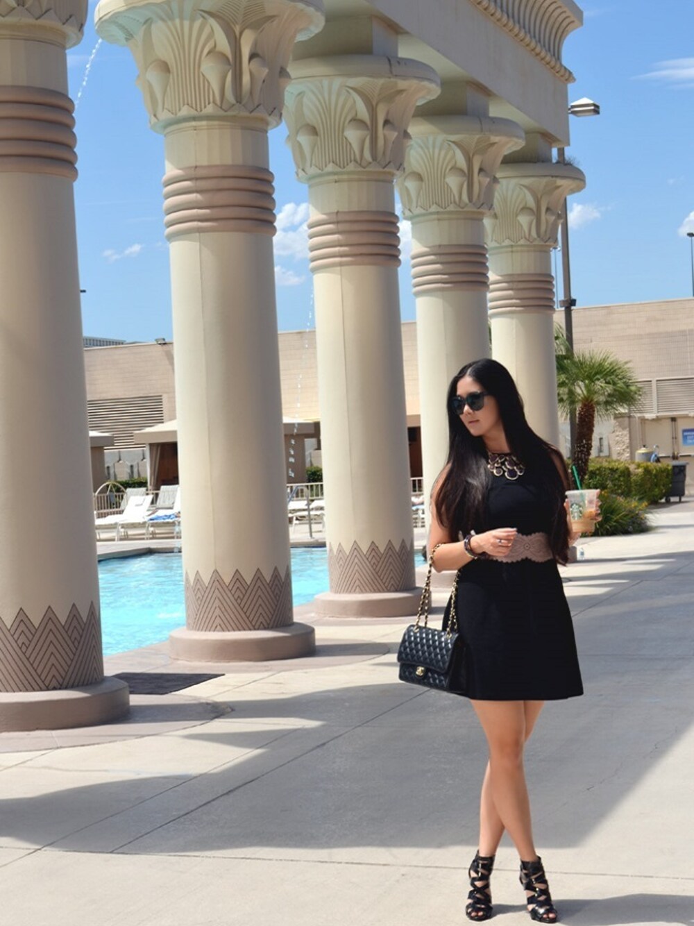 「BAG、Cat-eye、chain、chanel、dolce & gabbana、dress、eyewear、heels、le tote、necklace」｜Elise Armitageさん（レディース）の秋コーディネートの1枚目の写真