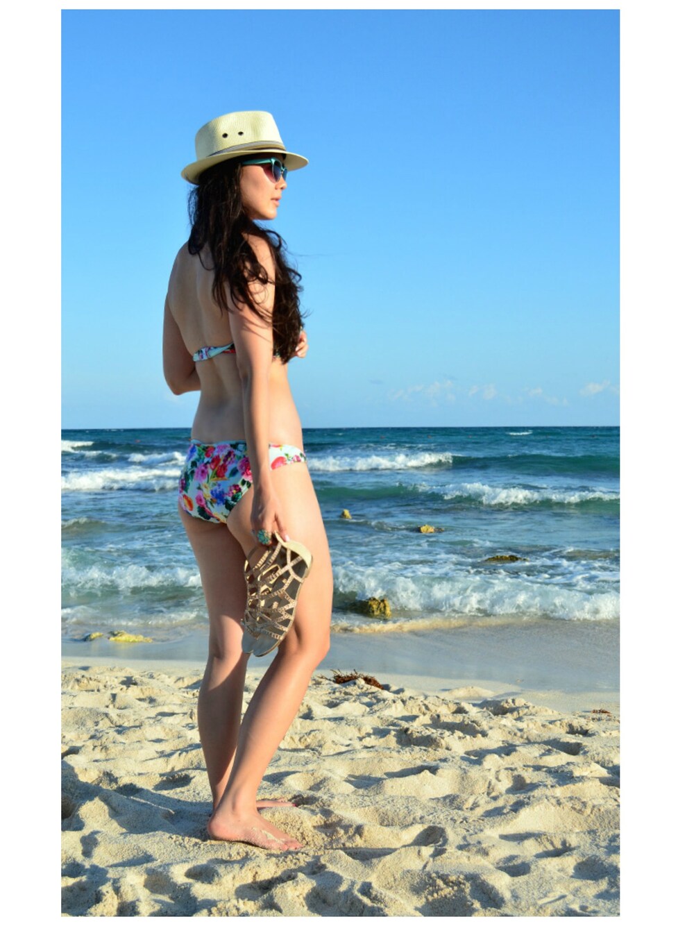 「asos、bandeau、Bathingsuit、Cat-eye、FOREVER 21、gladiator、River Island、sandals、Sunglasses、two-piece」｜Elise Armitageさん（レディース）の夏コーディネートの1枚目の写真