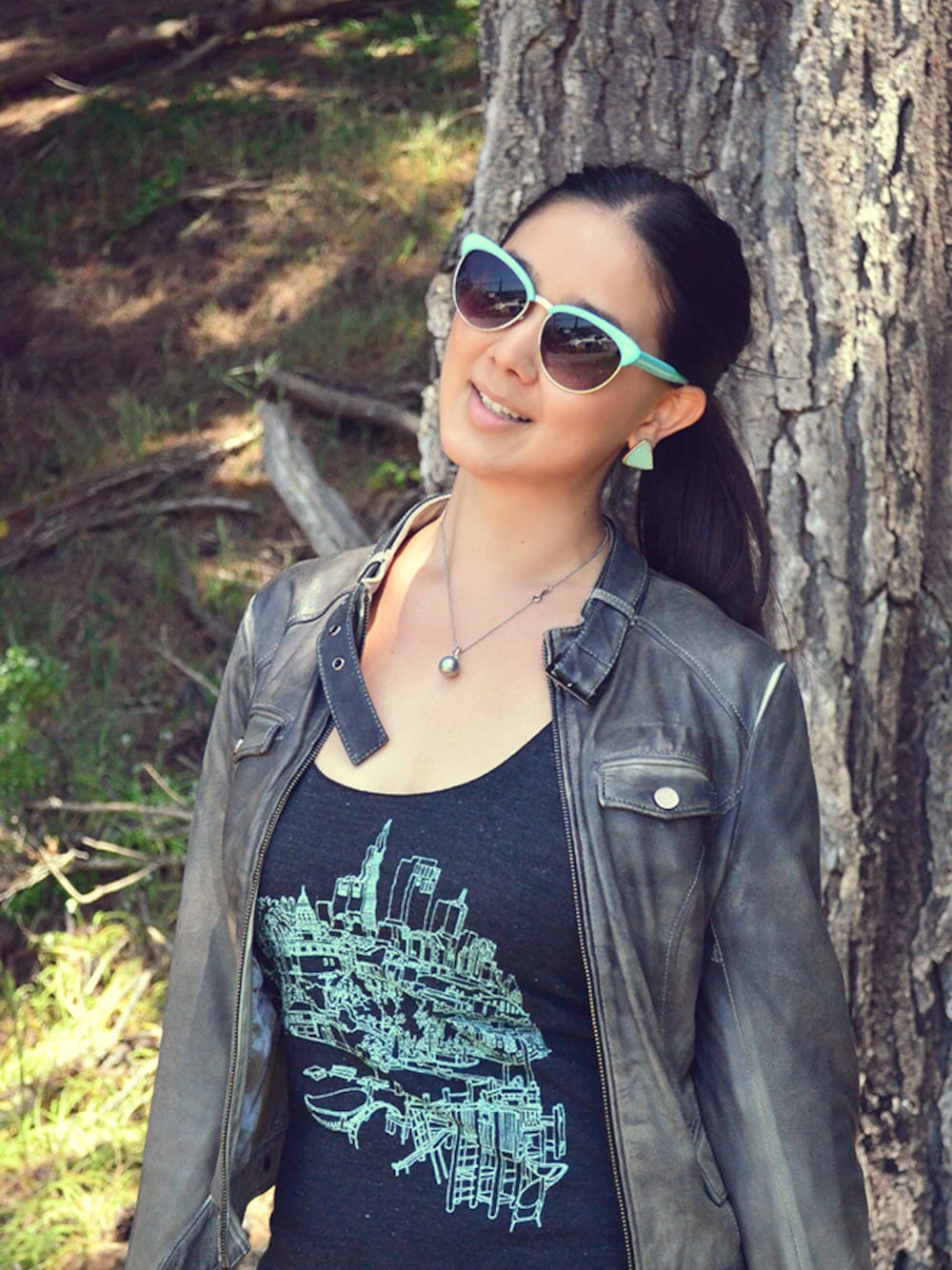 「bomber、Cat-eye、earrings、jacket 、leather、River Island、stud、Sunglasses、tank、tank top」｜Elise Armitageさん（レディース）の夏コーディネートの1枚目の写真