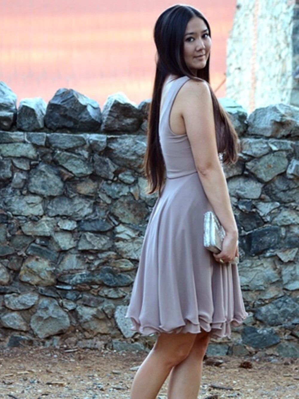 「BAG、chiffon、clutch、dress、earrings、necklace、pearl、stylelend、vintage」｜Elise Armitageさん（レディース）の秋コーディネートの1枚目の写真