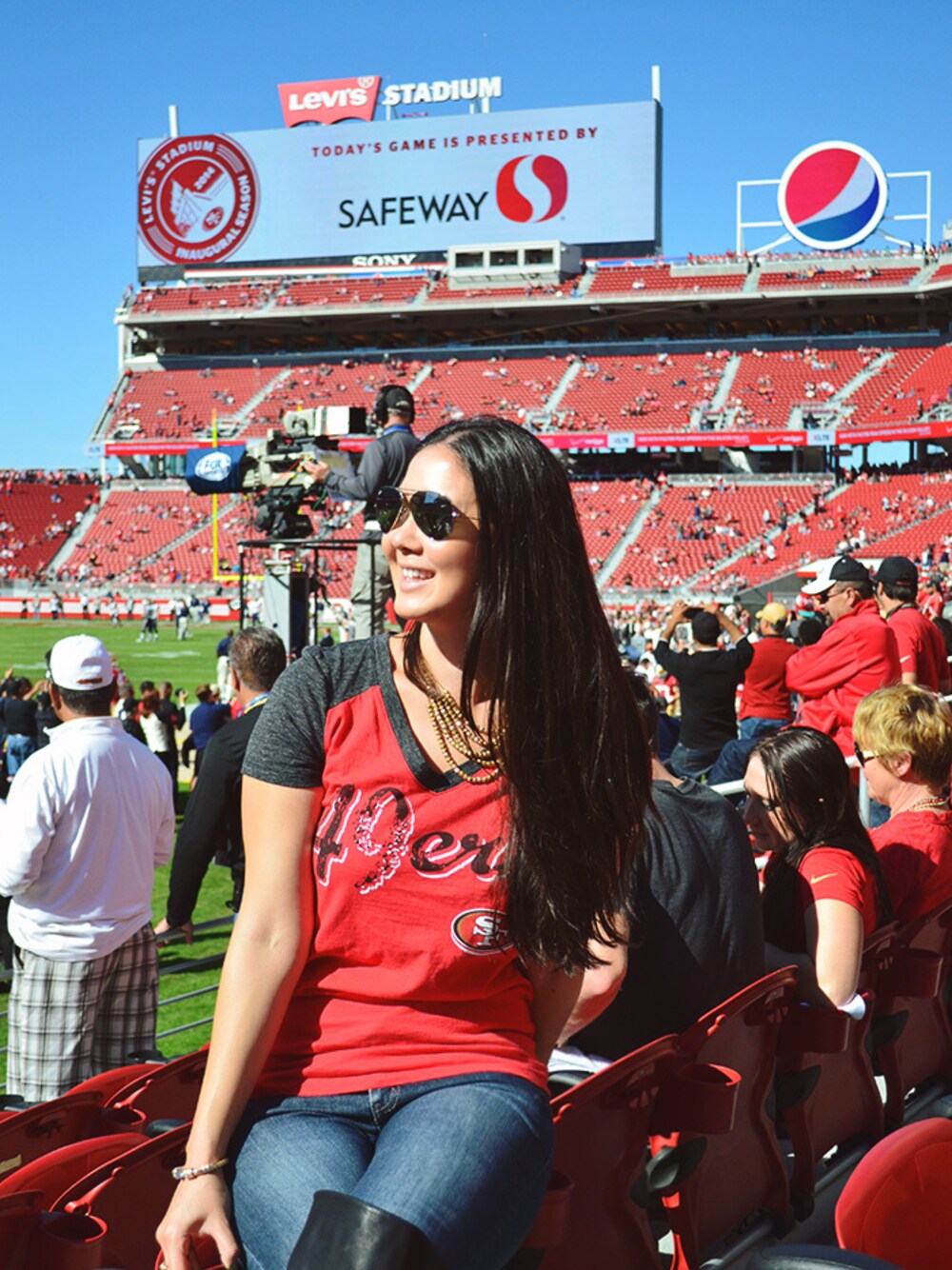 「athletic、aviator、boots、Charlotte Russe、FOREVER 21、jeans、lids、ray-ban、Sunglasses、T-SHIRT」｜Elise Armitageさん（レディース）の秋コーディネートの1枚目の写真