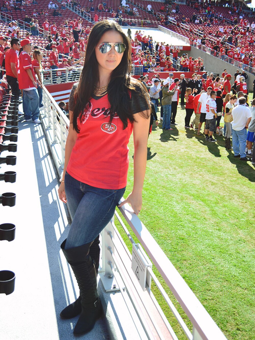 「aviator、boots、FOREVER 21、jeans、Knee High、lids、ray-ban、skinny、Sunglasses、T-SHIRT」｜Elise Armitageさん（レディース）の秋コーディネートの1枚目の写真