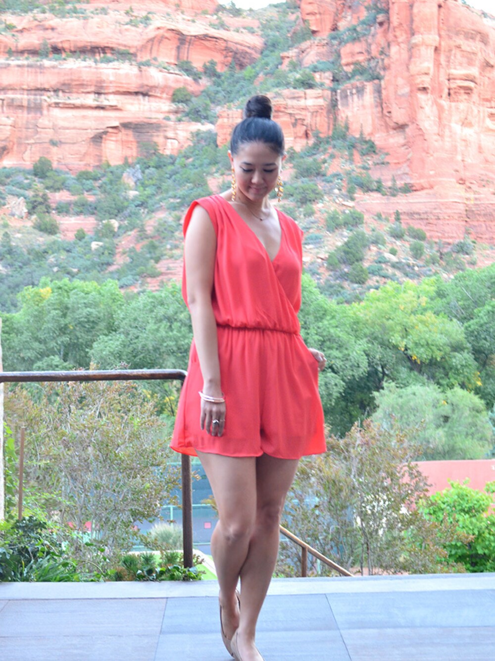 「azil、earrings、MICHAEL KORS、Peep-toe、RING、romper、Ruffled、statement、wedges」｜Elise Armitageさん（レディース）の秋コーディネートの1枚目の写真