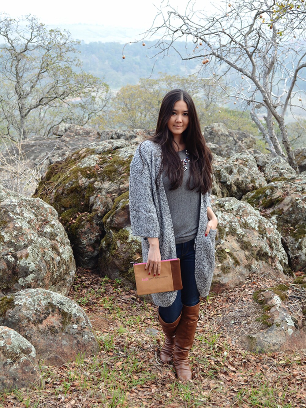 「boots、cardigan、clutch、jeans、leather、riding、skinny、sweater、toms、Zappos」｜Elise Armitageさん（レディース）の冬コーディネートの1枚目の写真