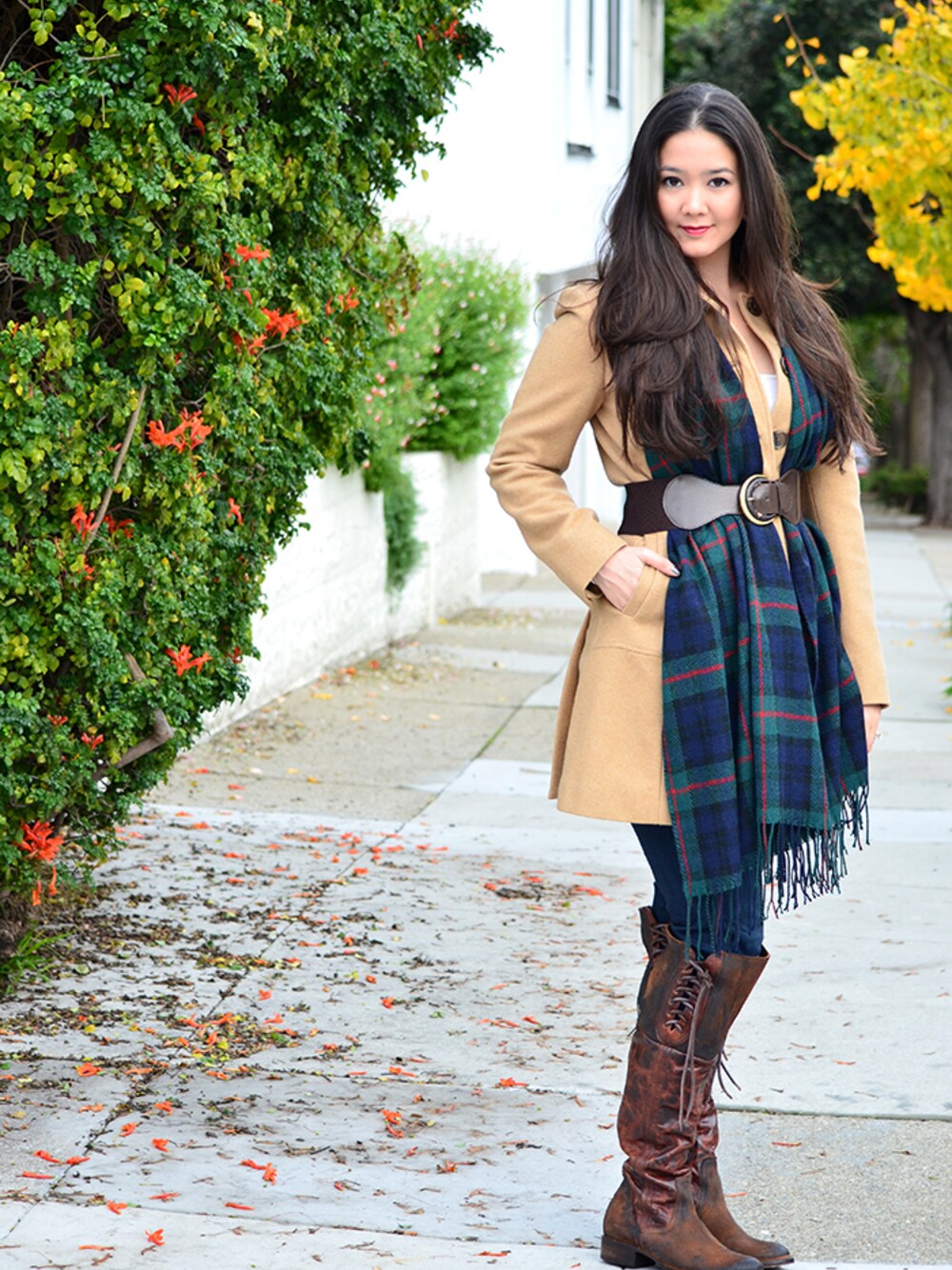 「belt、boots、coat、freebird、jeans、leather、Paige Denim、Pea Coat、plaid、scarf」｜Elise Armitageさん（レディース）の冬コーディネートの1枚目の写真