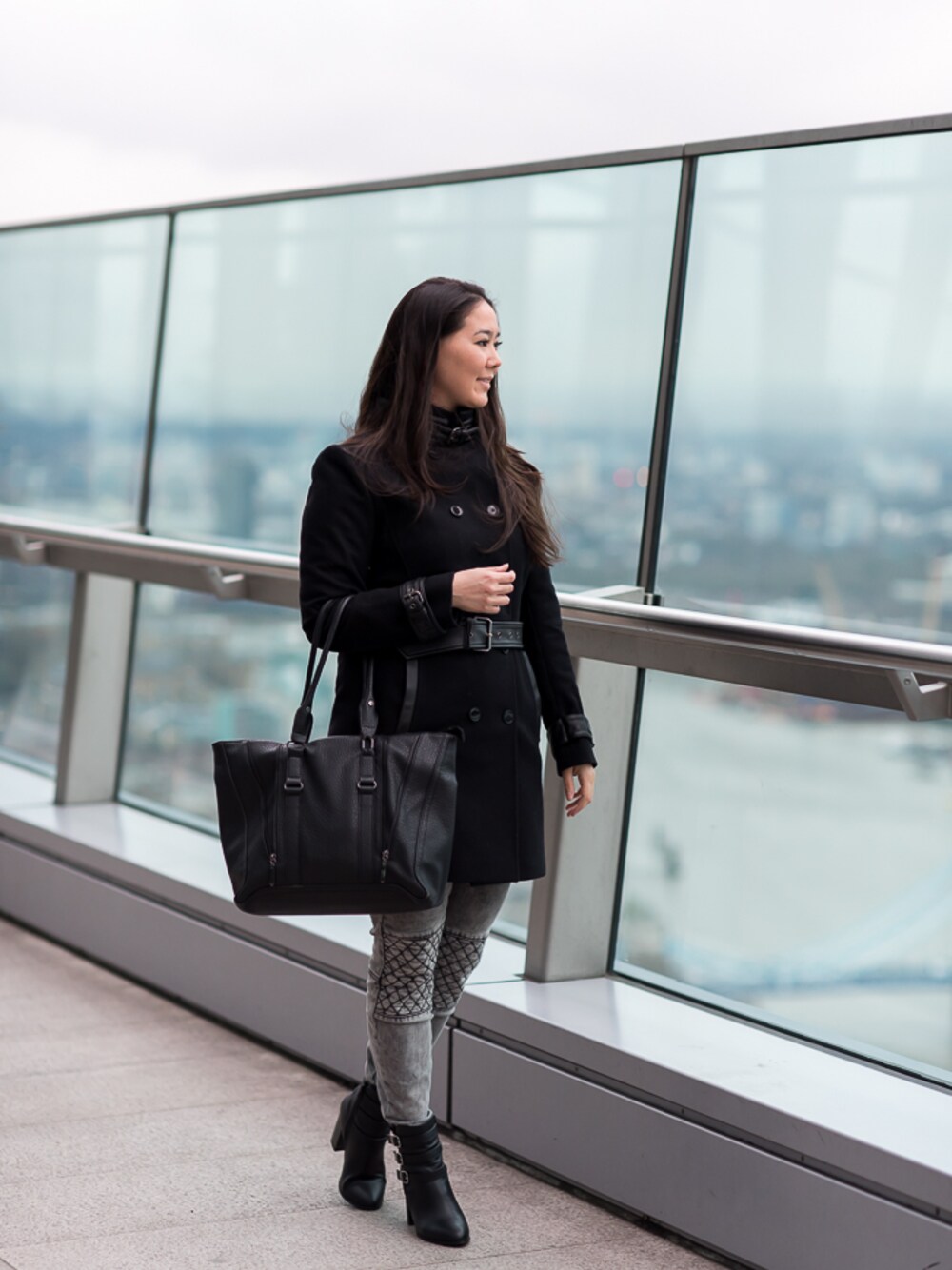 「boots、TOPSHOP、jacket 、FOREVER 21」｜「Mango Pants（その他パンツ、グレー系）」を使った、Elise Armitageさん（レディース・170cm）の春コーディネートの1枚目の写真