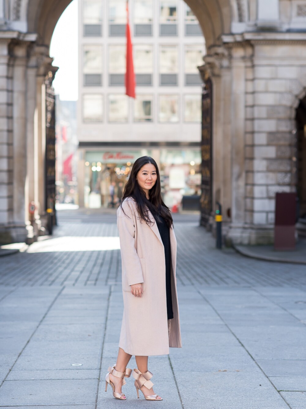 「TOPSHOP、dress、heels、earrings、baublebar」｜「Lena ErziakのLena Erziak Heels（パンプス、ゴールド系）」を使った、Elise Armitageさん（レディース・170cm）の春コーディネートの1枚目の写真
