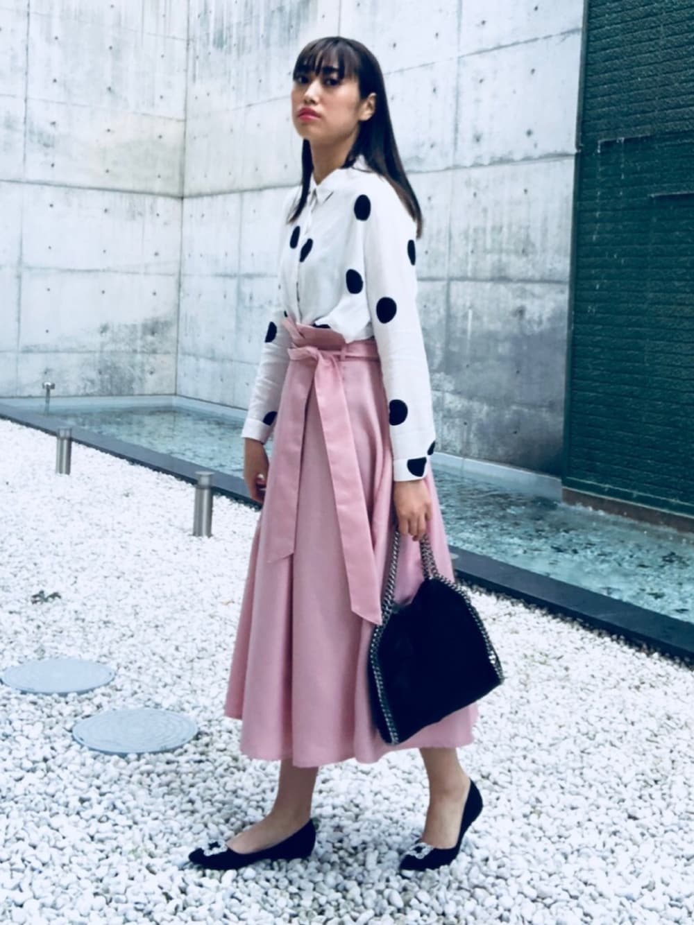 「ドット、フレアスカート、フラットシューズ、プチプラコーデ、ロングスカート、オトナ女子、ステラマッカートニー、ビジューパンプス」｜「KOBE LETTUCEのくびれコンシャスでスタイルアップ！取り外し可能2way共布ウエストリボン付き☆タック入りハイウエストフレアスカート/ひざ丈[M2064]（スカート、ピンク系）」を使った、momoさん（レディース・164cm）の春コーディネートの1枚目の写真