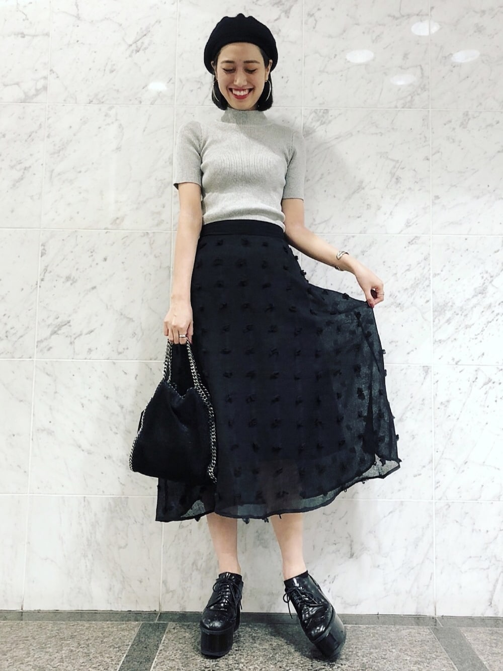「シンプルコーデ、雨の日コーデ、モノトーン、プチプラ、厚底シューズ、ベレー帽、フリンジスカート、大人コーデ、ブラック」｜「KOBE LETTUCEの選べる4TYPE[ハイネック/Vネック/オフショルダー/フリル素材]５分袖リブサマーニットトップス/レディース[C3147]神戸レタス（ニット/セーター、グレー系）」を使った、momoさん（レディース・164cm）の夏コーディネートの1枚目の写真