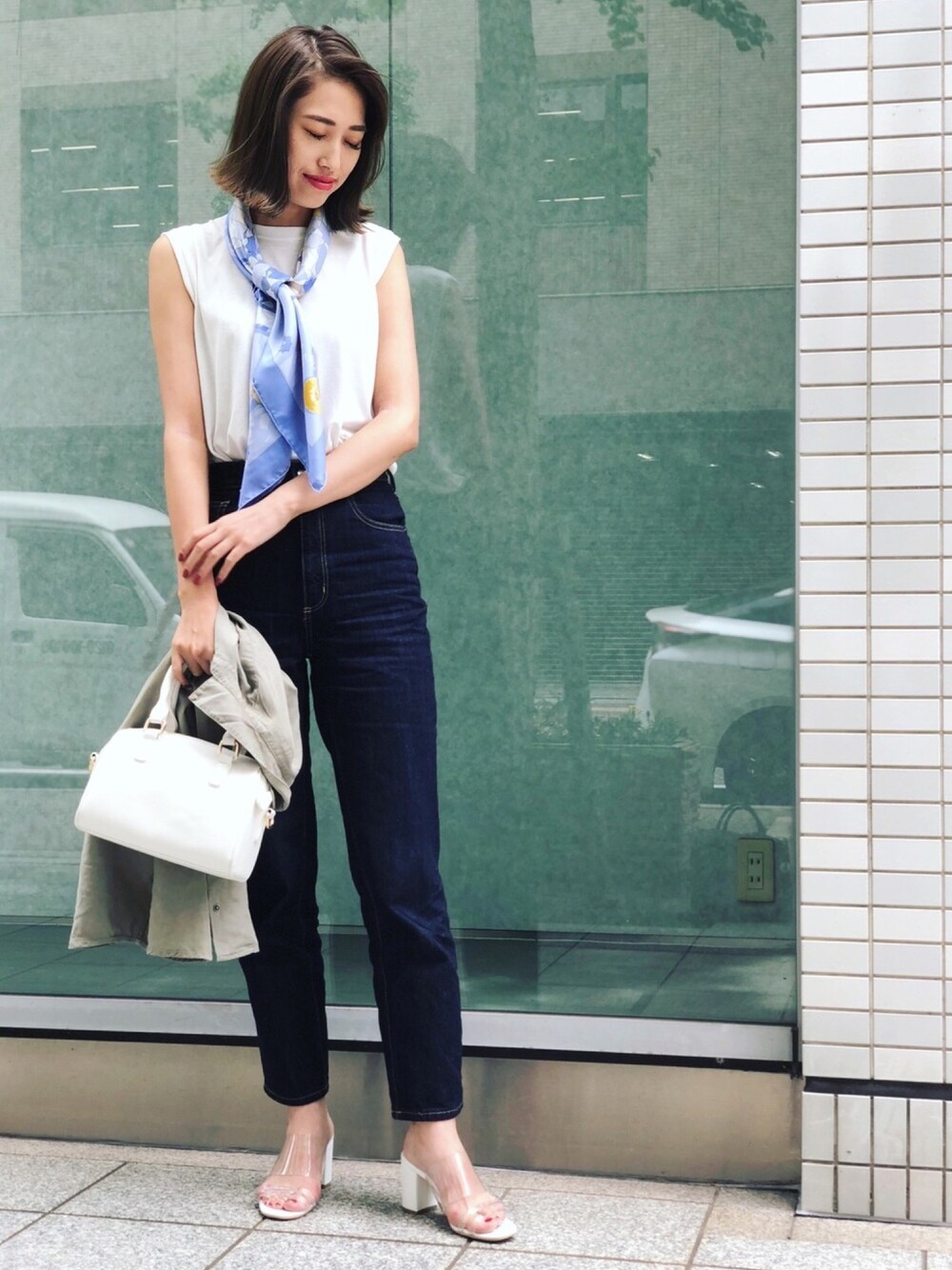 「きれいめカジュアル、オトナ女子、パンツスタイル、プチプラ、デニムパンツ、キレイめ、スカーフ、クリアサンダル」｜「KOBE LETTUCEの[Vネック/Uネック]2type！タックデザインボックスタンクトップ/ノースリーブ/カットソー/レディーストップス[C2322]神戸レタス（タンクトップ、ホワイト系）」を使った、momoさん（レディース・164cm）の夏コーディネートの1枚目の写真