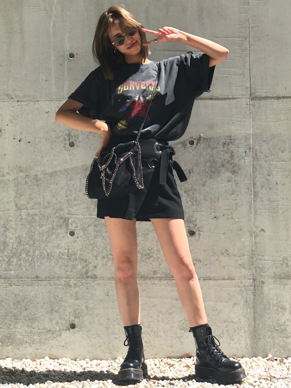 「夏コーデ、ブラック、Tシャツ、ロックT、モノクロコーデ、ミニスカート、厚底シューズ、マーチン」｜「CONVERSEのアイテム（Tシャツ/カットソー、グレー系）」を使った、momoさん（レディース・164cm）の夏コーディネートの1枚目の写真