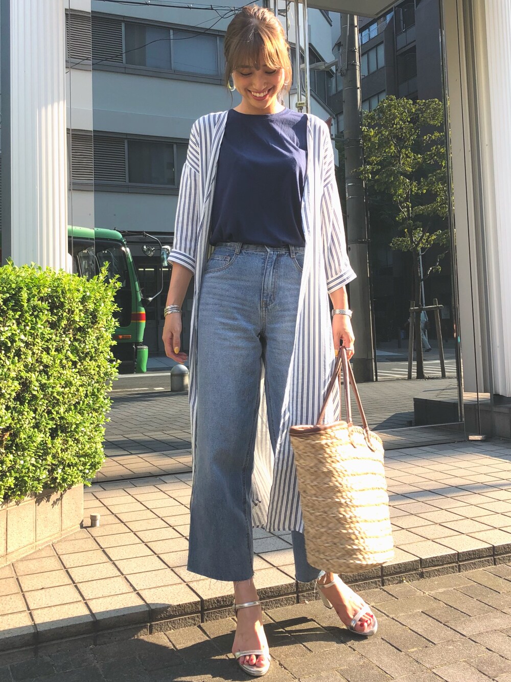 「夏コーデ、きれいめカジュアル、デニムパンツ、シャツスタイル、シンプル、プチプラコーデ、プチプチコーデ、大人カジュアル」｜「KOBE LETTUCEのガーゼ風ナチュラル素材6分袖ロングガウン/レディース/カーディガン/サマーアウター[C3303]神戸レタス（カーディガン/ボレロ、ブルー系）」を使った、momoさん（レディース・164cm）の夏コーディネートの1枚目の写真