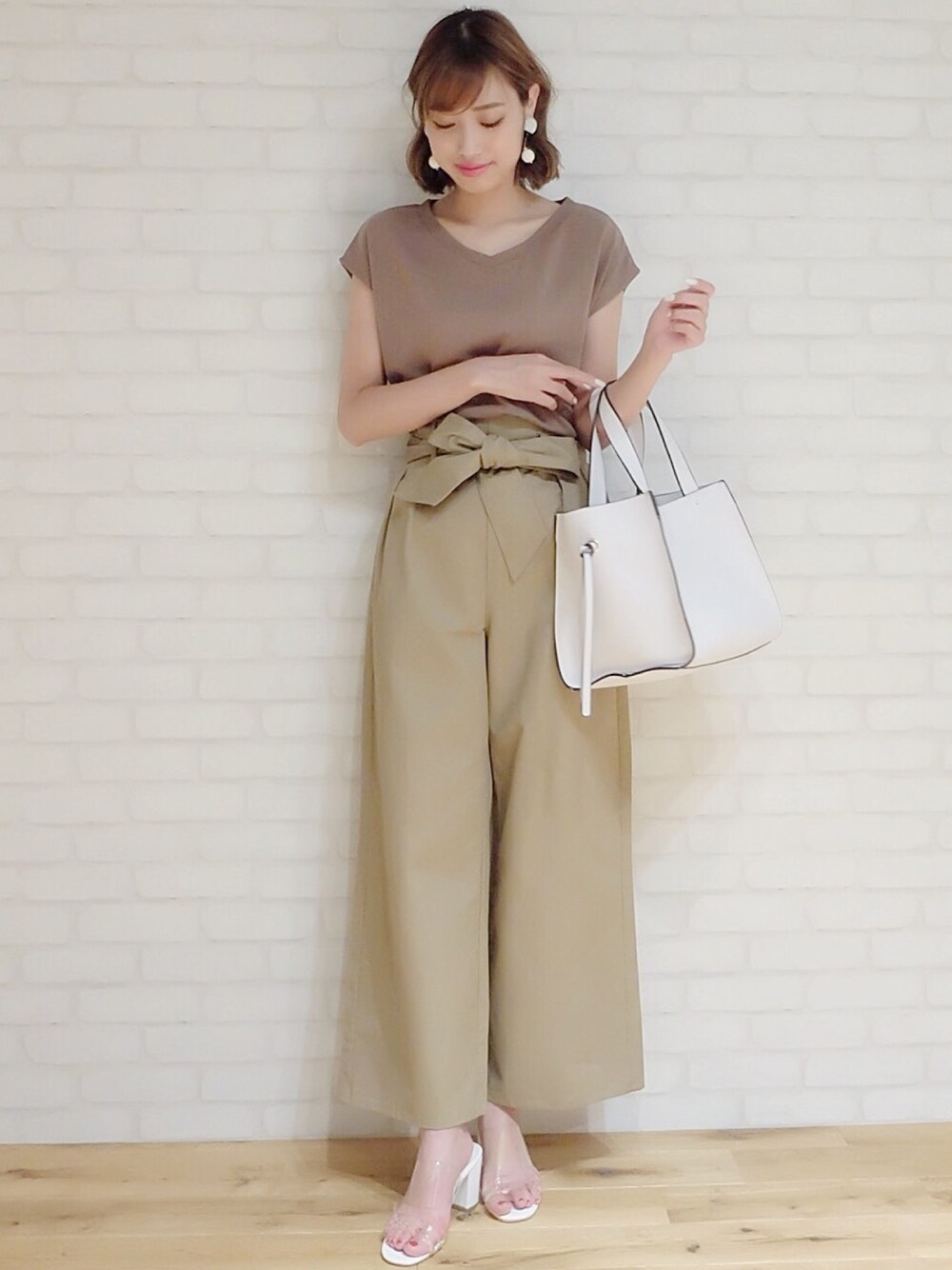 「シンプルコーデ、今日のコーデ、休日スタイル、秋服、ラクチンコーデ、オトナ女子、大人かわいい、ベージュ、プチプラコーデ、秋コーデ」｜「KOBE LETTUCEのサイドフリンジフェイクレザートートバッグ＊レディース/鞄[B1173]神戸レタス（トートバッグ、ホワイト系）」を使った、momoさん（レディース・164cm）の秋コーディネートの1枚目の写真