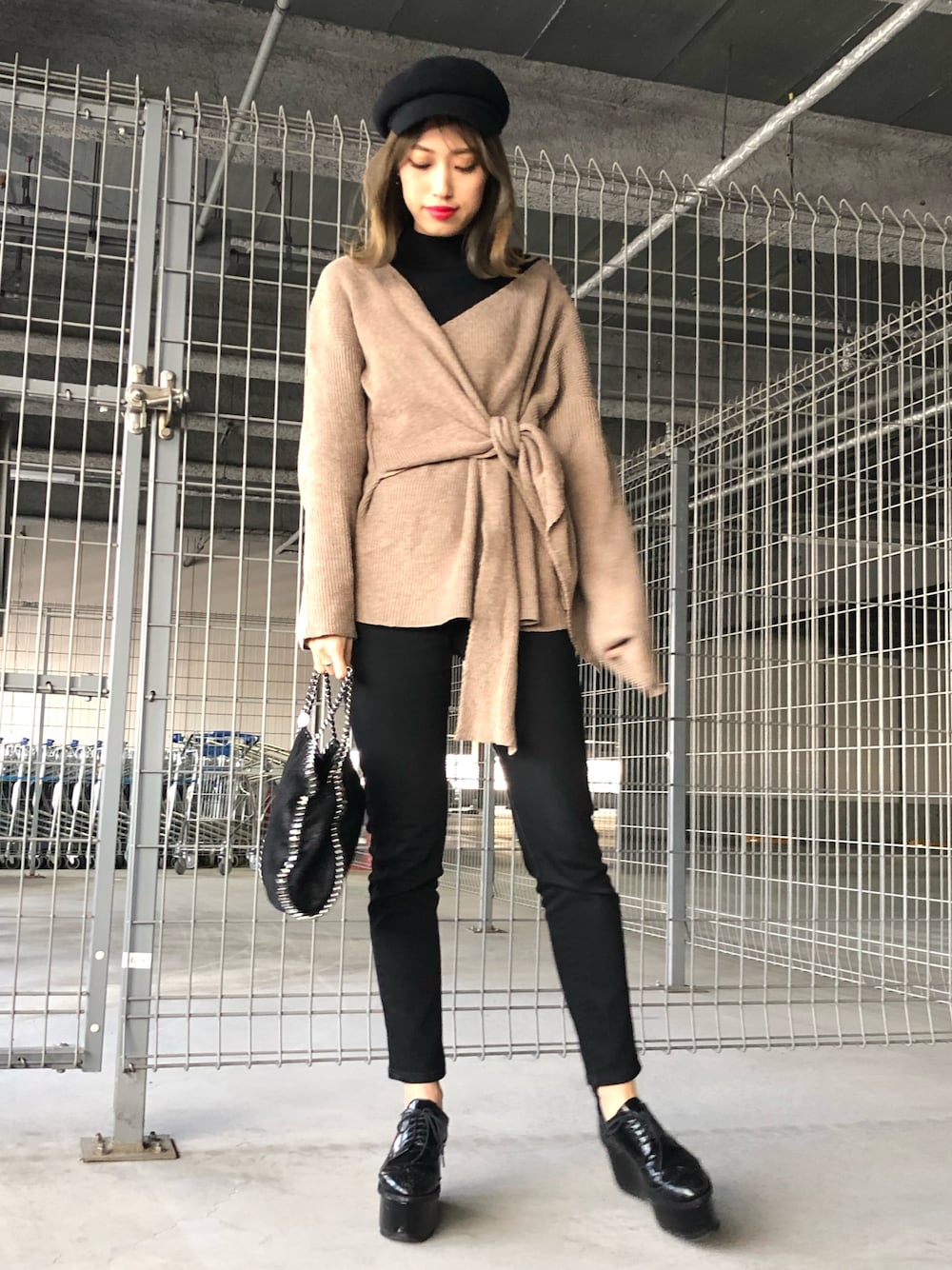 「おしゃれさんと繋がりたい、今日のコーデ、冬、ブラウン、黒、プチプラコーデ、プチプラミックス、モノトーンコーデ、厚底、厚底シューズ」｜「KOBE LETTUCEのウール混キャスケット＊レディース/帽子/キャップ[J462]神戸レタス（キャスケット、ブラック系）」を使った、momoさん（レディース・164cm）の冬コーディネートの1枚目の写真