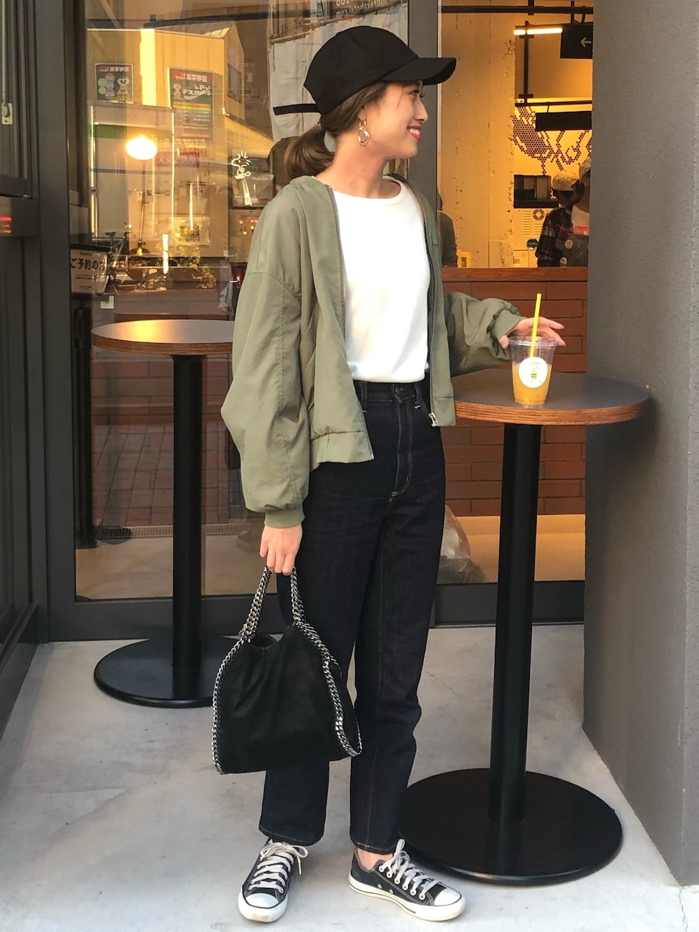 「おしゃれさんと繋がりたい、シンプル、きれいめカジュアル、今日のコーデ、スニーカーコーデ、デニムパンツ、プチプラコーデ、プチプラミックス、キャップ」｜「COLONY 2139のシンプルキャップ2（キャップ、ブラック系）」を使った、momoさん（レディース・164cm）の冬コーディネートの1枚目の写真