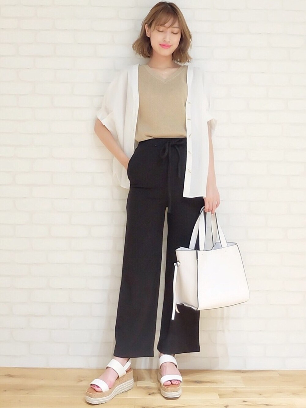「秋服、休日スタイル、ラクチンコーデ、秋コーデ、プチプラコーデ、大人かわいい、パンツスタイル、ラフ、カジュアル、リブワイドパンツ」｜「KOBE LETTUCEの袖タックバックボタン両Vネック2Wayブラウス＊レディース/トップス[C3384]神戸レタス（シャツ/ブラウス、ホワイト系）」を使った、momoさん（レディース・164cm）の秋コーディネートの1枚目の写真