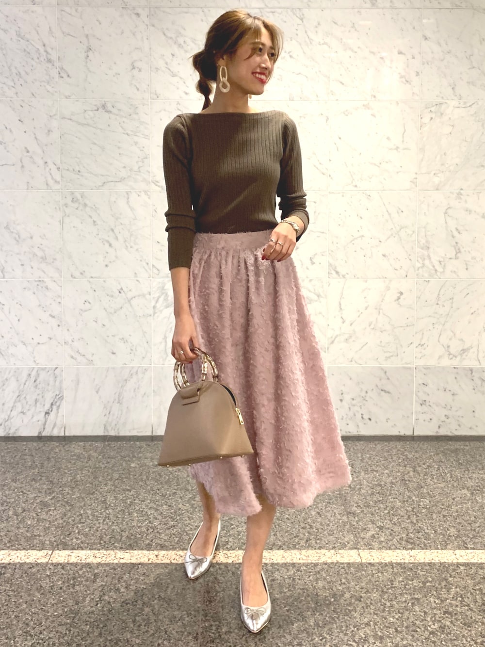 「パステル映える春、春コーデ、休日スタイル、プチプラコーデ、フレアスカート、リブニット」｜「KOBE LETTUCEのVネック・クルーネック・ボートネック3typeリブニットトップス（ニット/セーター、ブラウン系）」を使った、momoさん（レディース・164cm）の春コーディネートの1枚目の写真