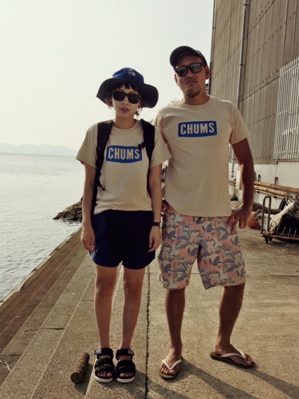 「夏、ラクチンコーデ、ゆるコーデ、サンダル、Tシャツ、デニム、シンプルコーデ、おそろいコーデ、ママコーデ」｜「THE NORTH FACEのTHE NORTH FACE HORIZON HAT（ハット、ブルー系）」を使った、あさみさん（レディース・162cm）の夏コーディネートの1枚目の写真