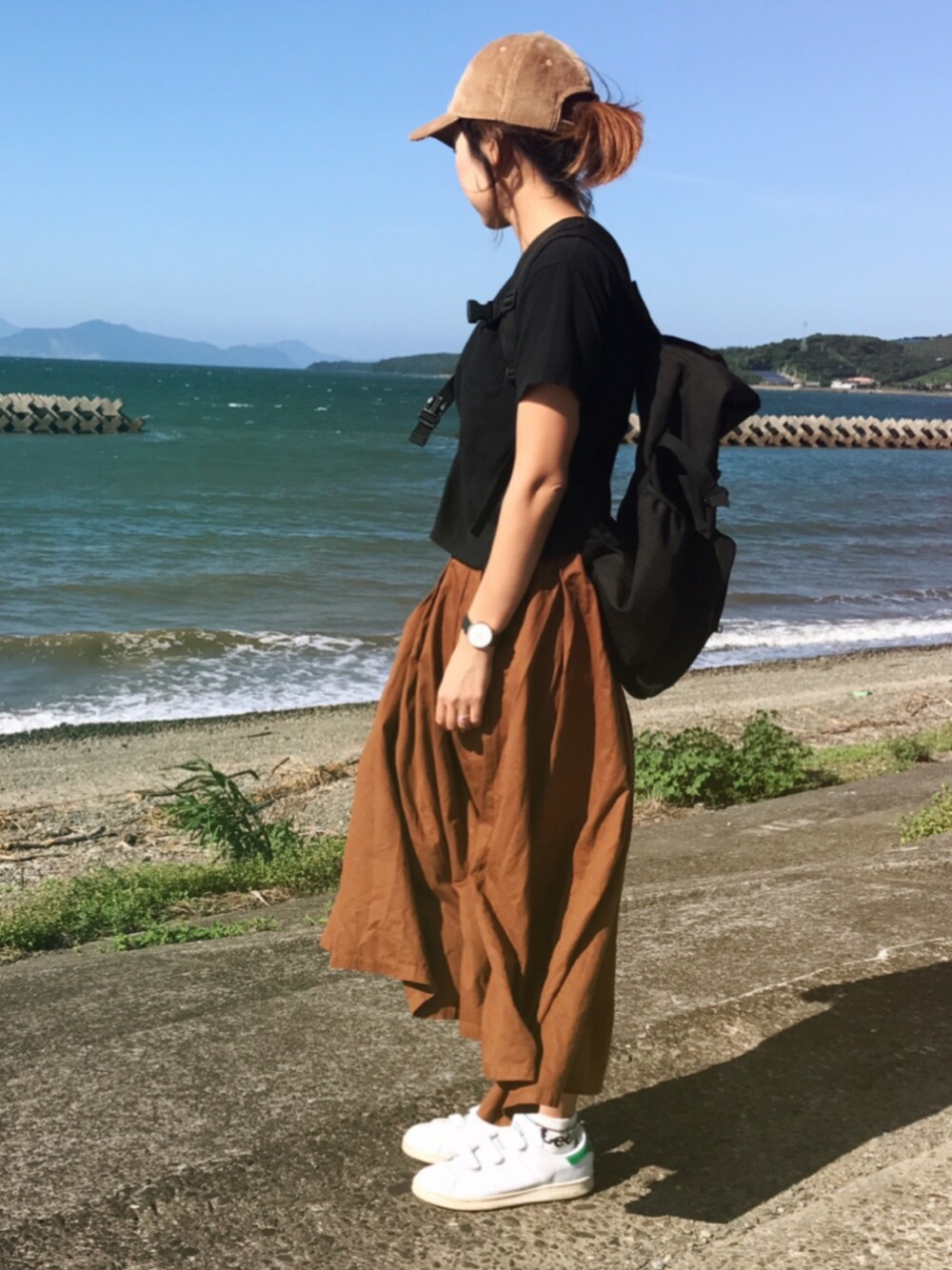 「秋コーデ、大人カジュアル、カジュアルコーデ、秋色、スカート、リュック」｜「AMERICAN RAG CIEの太畝コーデュロイキャップ（キャップ、ベージュ系）」を使った、あさみさん（レディース・162cm）の秋コーディネートの1枚目の写真