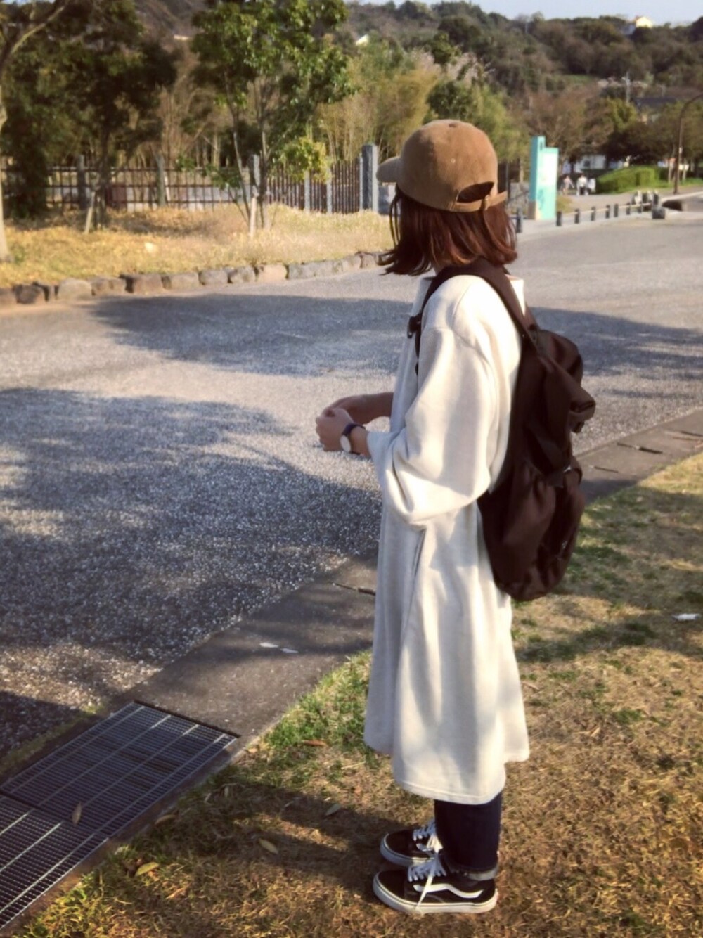 「春、休日スタイル、シンプル、スニーカーコーデ、ゆるコーデ、ootd、プチプラ、お花見」｜「MERLOTのビッグシルエットスウェットワンピース1200（ワンピース、ホワイト系）」を使った、あさみさん（レディース・162cm）の春コーディネートの1枚目の写真