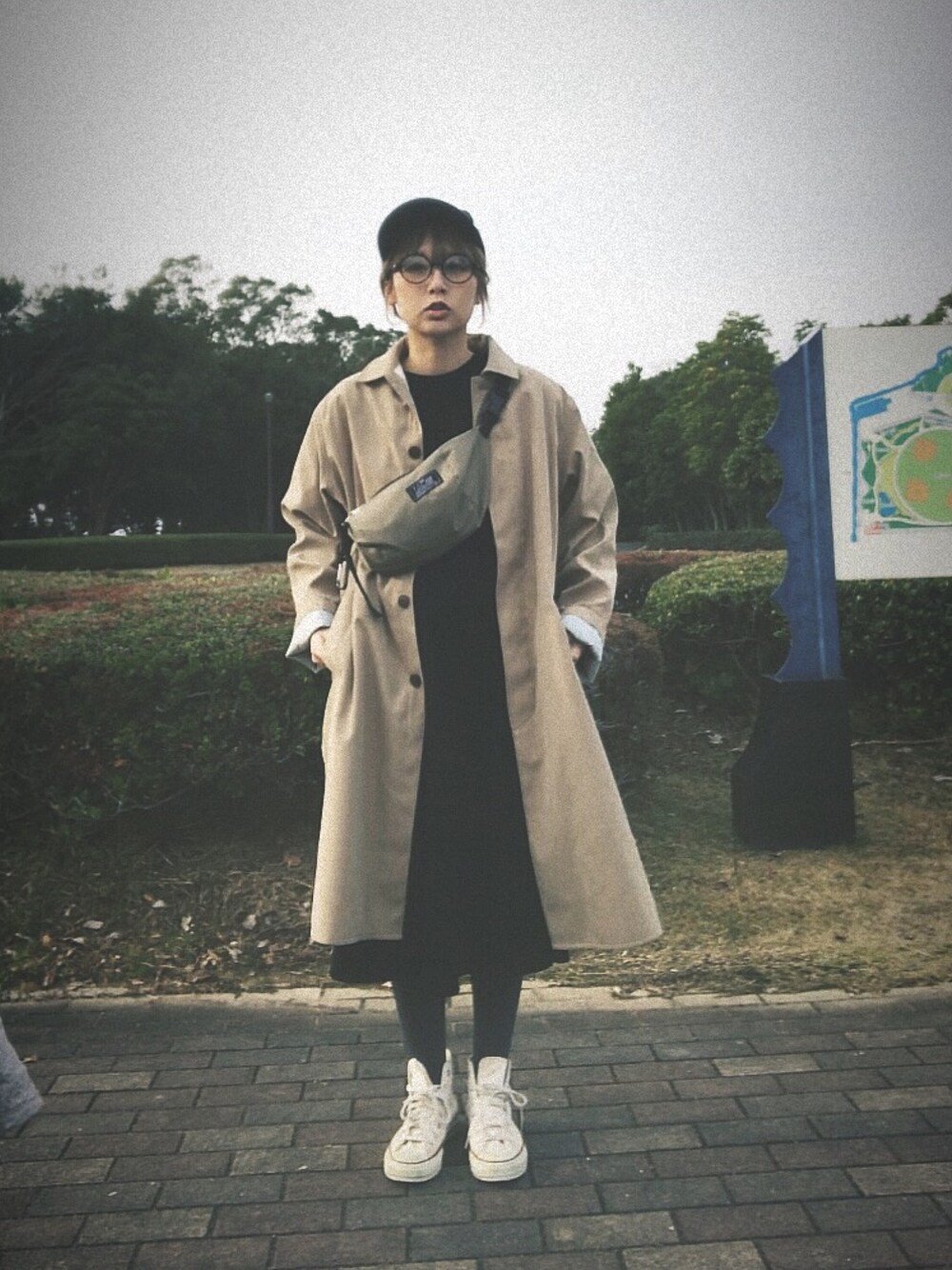 「今日のコーデ、カジュアル、ootd、大人カジュアル、シンプル、オーバーサイズ、ベージュ、プチプラコーデ、ママコーデ、マタニティコーデ」｜「SPRUCEの【SPRUCE】ミニバナナショルダー181100（ボディバッグ/ウエストポーチ、ベージュ系）」を使った、あさみさん（レディース・162cm）の冬コーディネートの1枚目の写真