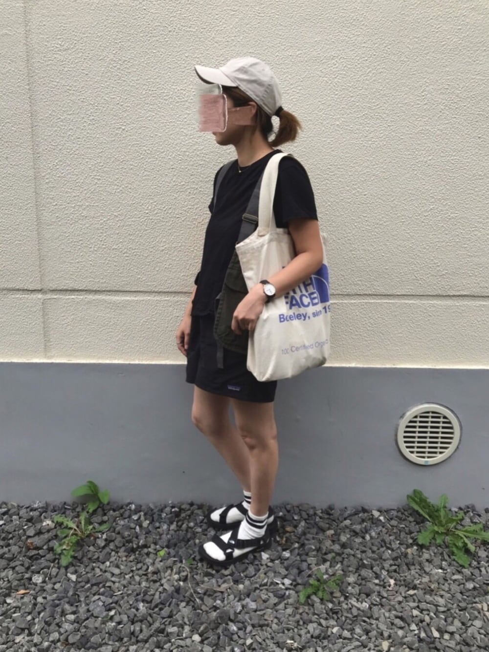 「大人カジュアル、楽チンコーデ、ゆるコーデ、スポーツミックス、outfit、ママコーデ、ワントーンコーデ、ハンティングベスト」｜「aditionalのウェアラブルバッグ（ベスト、グリーン系）」を使った、あさみさん（レディース・162cm）の夏コーディネートの1枚目の写真