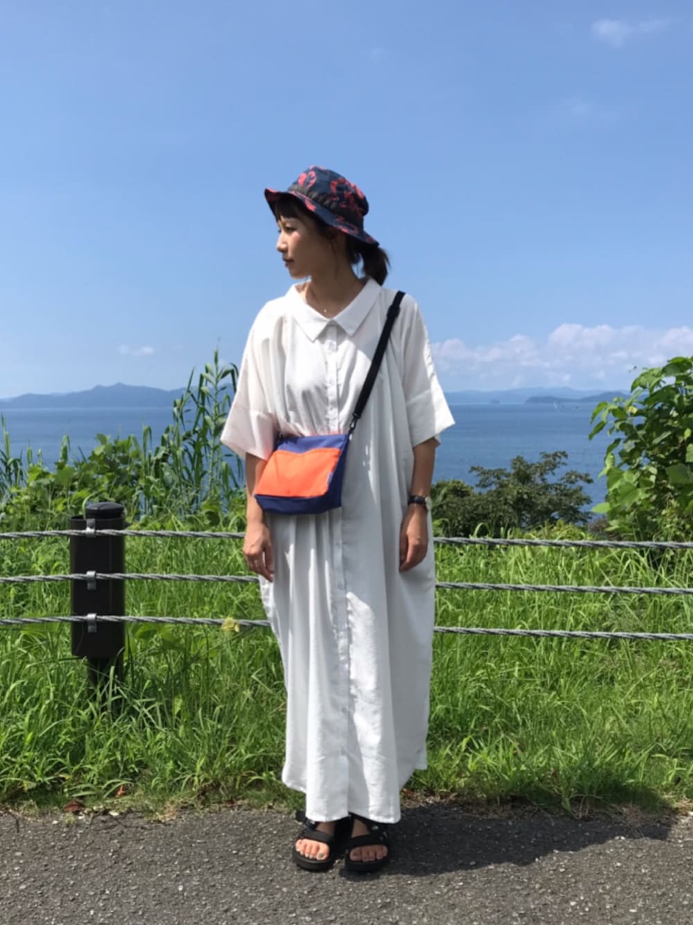 「オトナカジュアル、秋、プチプラ、ゆるコーデ、シンプルコーデ、オーバーサイズ、シャツワンピ、ママコーデ」｜「patagoniaのアイテム（ハット、ブルー系）」を使った、あさみさん（レディース・162cm）の秋コーディネートの1枚目の写真