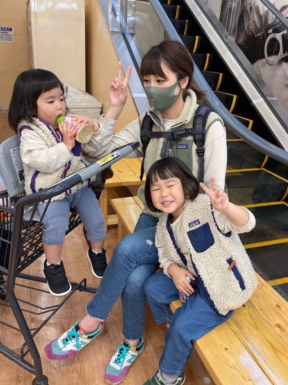 「古着MIX、オトナカジュアル、ootd、ボアジャケット、アウトドアスタイル、リンクコーデ、親子コーデ、秋冬コーデ、4歳、1歳」｜「patagoniaのpatagonia/パタゴニア Baby Retro-X Vest（ベスト、ブルー系）」を使った、あさみさん（キッズ・110cm）の秋コーディネートの1枚目の写真