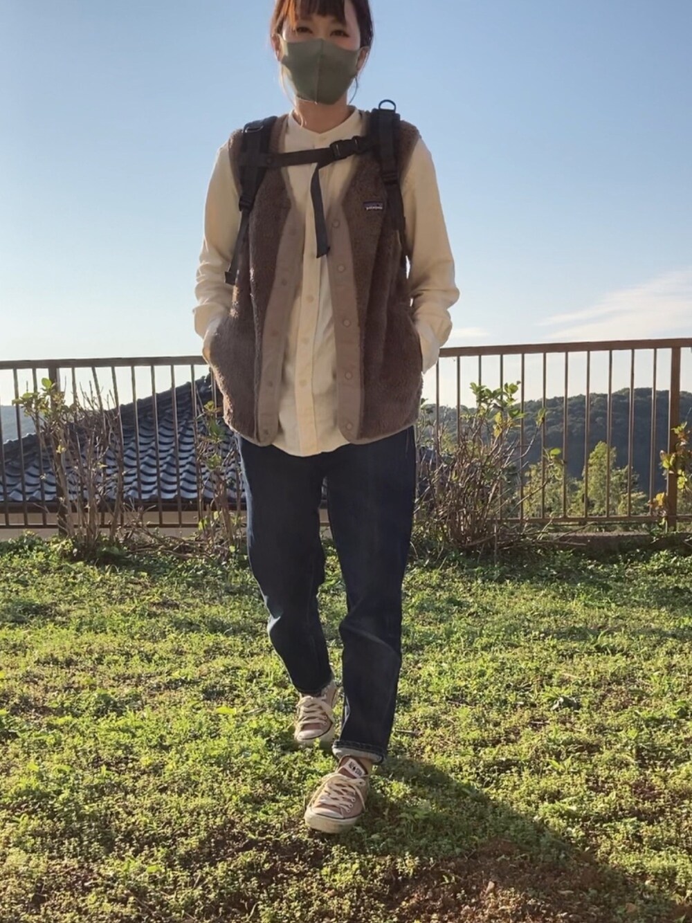 「秋コーデ、ゆるコーデ、ベージュコーデ、コンバース、デニムパンツ、古着、ベスト、スニーカーコーデ」｜「patagoniaのアイテム（ベスト、ブラウン系）」を使った、あさみさん（レディース・162cm）の秋コーディネートの1枚目の写真