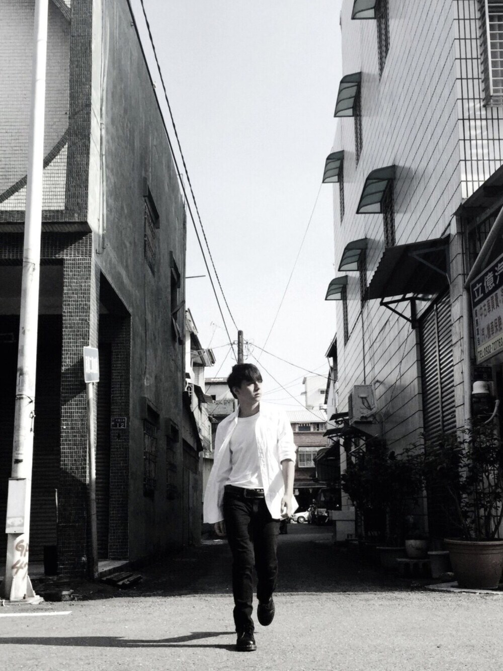 「ootd、street、casual」｜「UNIQLOのアイテム（シャツ/ブラウス、ホワイト系）」を使った、Alvis Wuさん（メンズ・162cm）の夏コーディネートの1枚目の写真