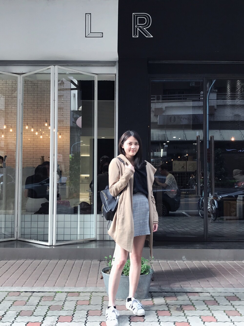 「womenswear、coupleoutfit」｜「adidasのアイテム（スニーカー、ホワイト系）」を使った、Alvis Wuさん（メンズ・164cm）の春コーディネートの1枚目の写真