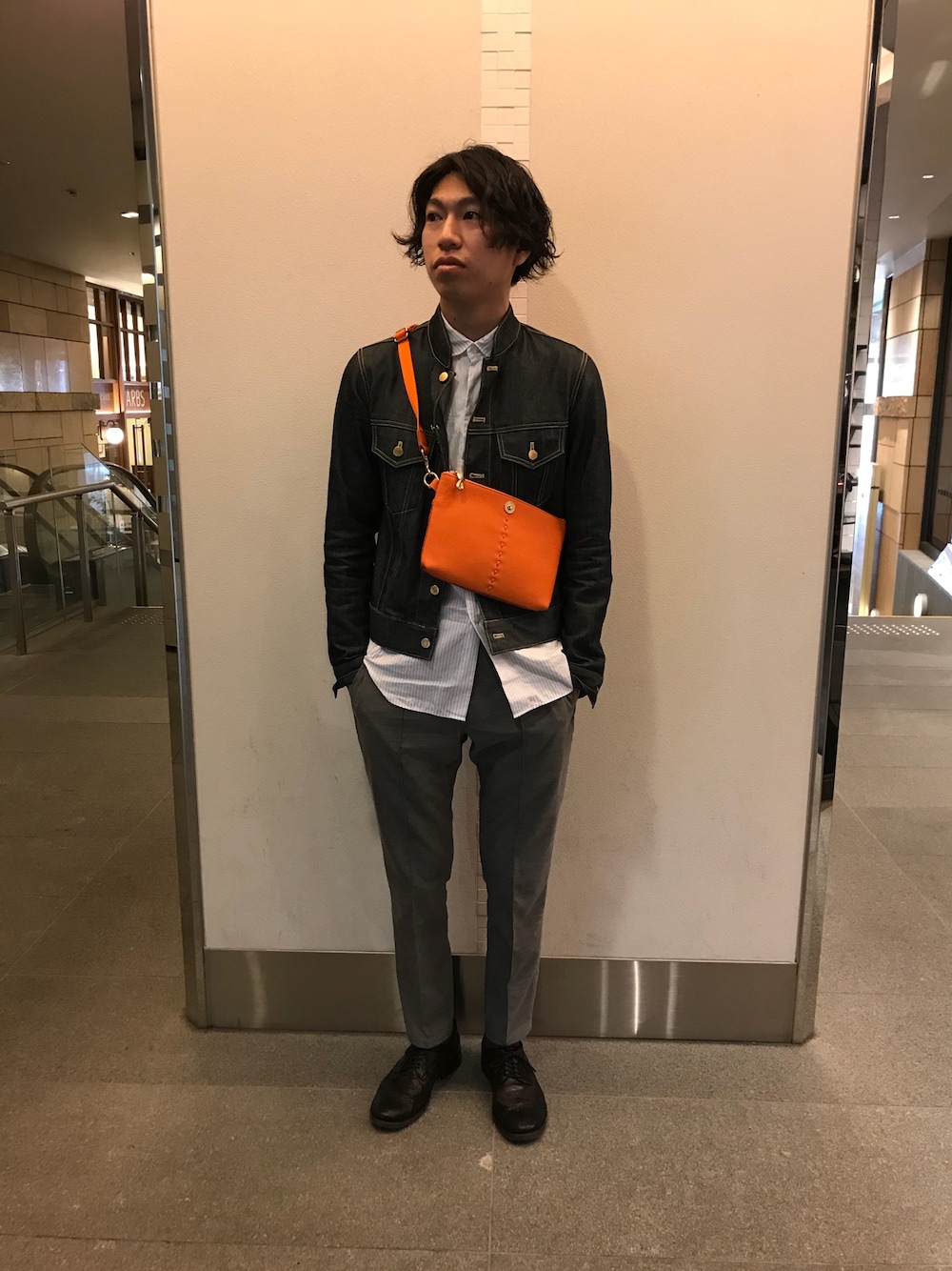 「おしゃれさんと繋がりたい、カジュアル、シャツスタイル、レイヤードスタイル、春、大人カジュアル、ストライプ、オトナカジュアル、サコッシュ」｜「Magnuの『Safari 3月号掲載商品』Magnu/マヌー/SACHI sacoche（ボディバッグ/ウエストポーチ、オレンジ系）」を使った、にっしーさん（メンズ・175cm）の春コーディネートの1枚目の写真