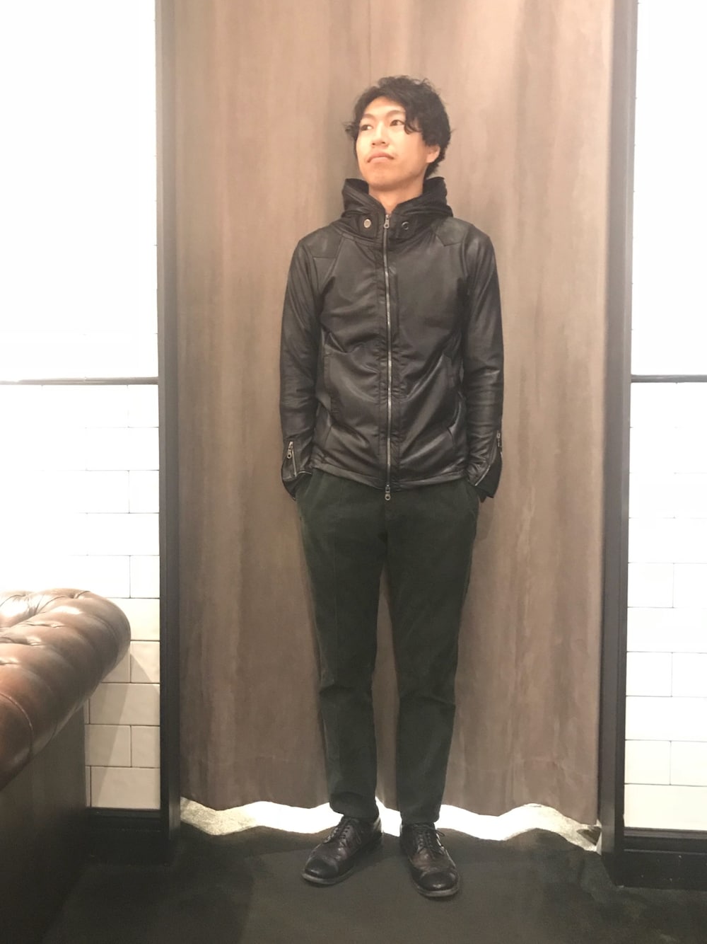 「シンプル、おしゃれさんと繋がりたい、ブラック、キレイめ、秋のコーデ、コーデュロイ、革靴、きれいめカジュアル」｜「FranCisT_MOR.K.S.のFranCisT_MOR.K.S./フランシスト モークス/LEATHER LIKE PK☆（パーカー、ブラック系）」を使った、にっしーさん（メンズ・175cm）の秋コーディネートの1枚目の写真