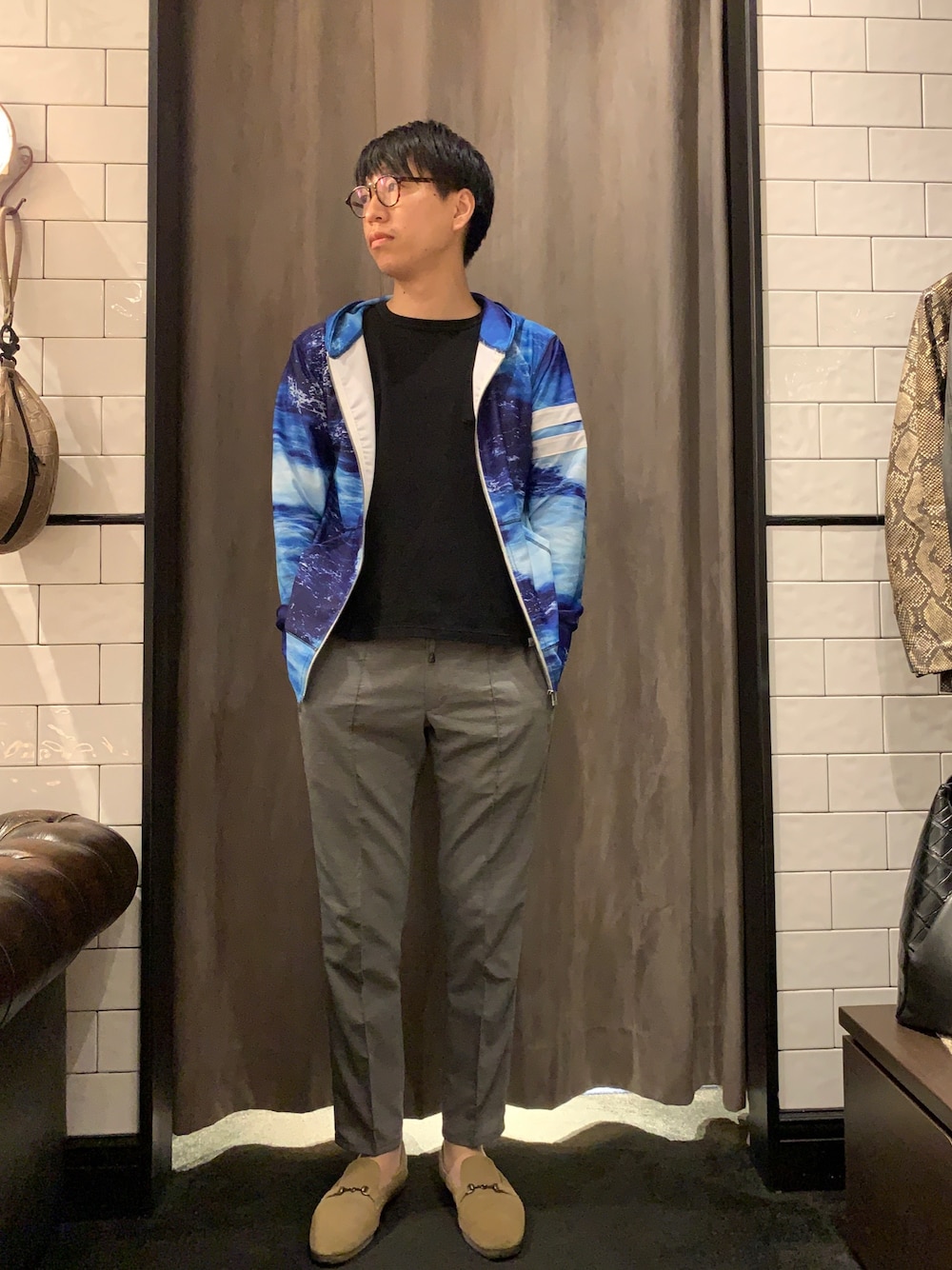 「夏コーデ、カジュアル、シンプル、ブラック、黒Tシャツ、おしゃれさんと繋がりたい、無地T」｜「RESOUND CLOTHING の【RAWLIFE限定】RESOUND CLOTHING/リサウンド クロージング/WAVE Rash Zip Parka（パーカー、ブルー系）」を使った、にっしーさん（メンズ・175cm）の夏コーディネートの1枚目の写真