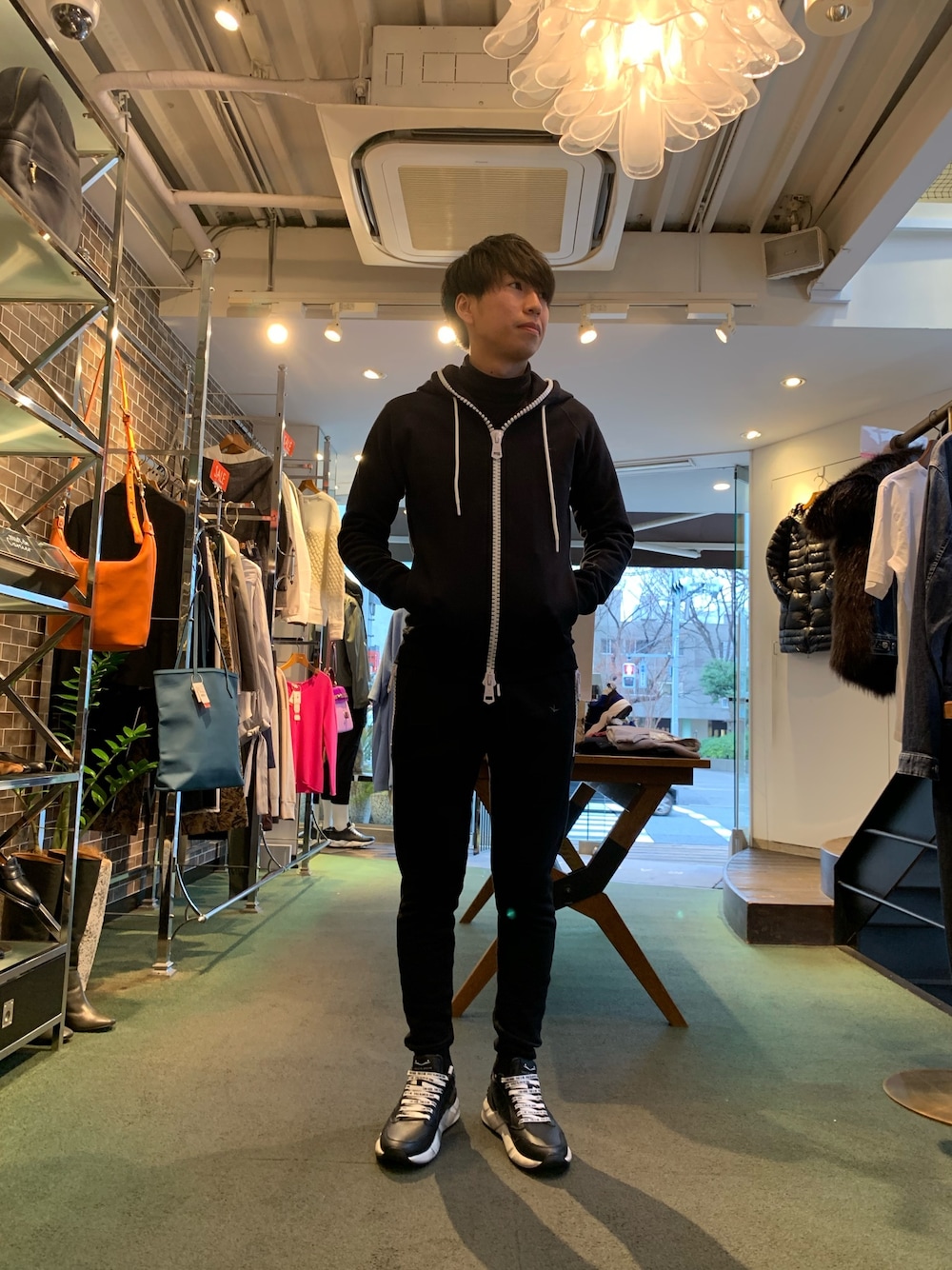「スニーカー、春、大人コーデ、ラフ、スポーツミックス、ブラック、オールブラック」｜「1piu1uguale3 RELAXの1PIU1UGUALE3 RELAX/ウノピゥウノウグァーレトレ リラックス/裏毛BIGファスナーロングパンツ（その他パンツ、ブラック系）」を使った、にっしーさん（メンズ・175cm）の冬コーディネートの1枚目の写真