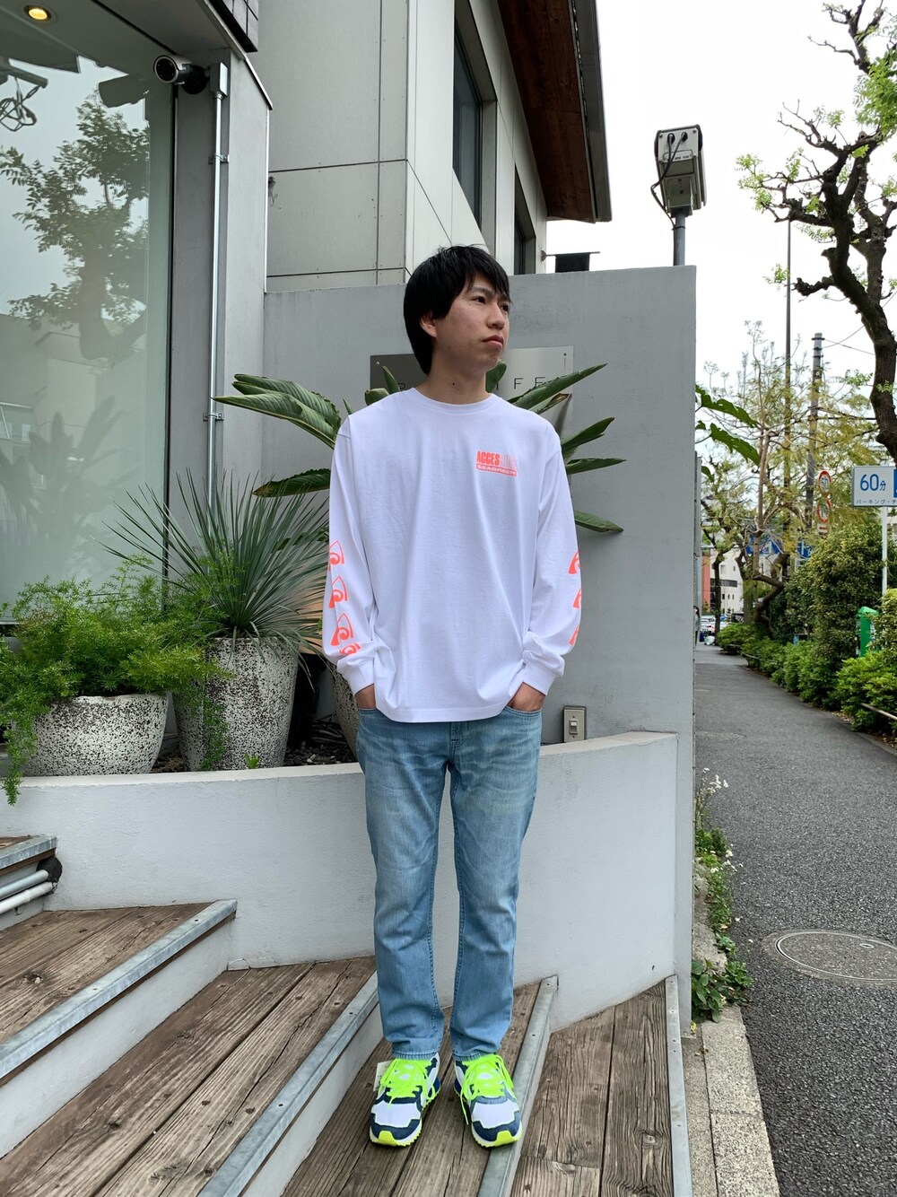 「今日のコーデ、春、シンプル、夏コーデ、スニーカー、春夏コーデ、カジュアル、いいね、save、フォローお願いします🤑、デニム、サーフ」｜「SEAGREENのSeagreen/シーグリーン/ACCESSURF L/S T（Tシャツ/カットソー、オレンジ系）」を使った、にっしーさん（メンズ・175cm）の春コーディネートの1枚目の写真