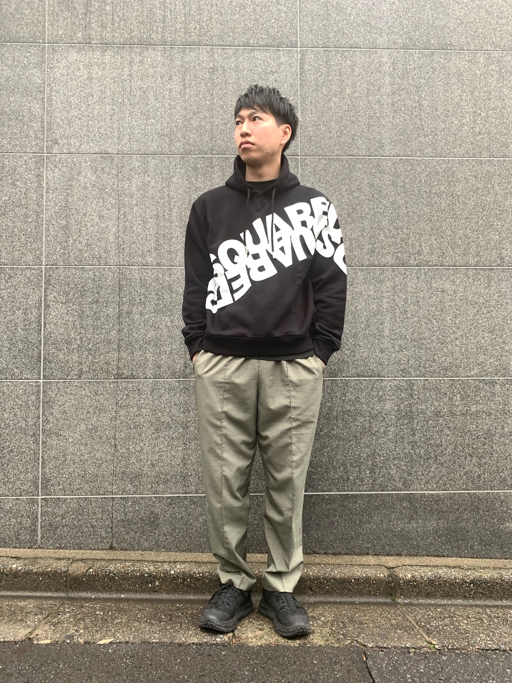 「シンプル、春コーデ、ラフ、ファッションの力を信じよう、夏、ブラック、パーカー、ディースクエアード(Dsquared2)、スニーカー、スニーカーコーデ」｜「DSQUARED2のDSQUARED2/ディースクエアード/Tuff T-Shirt（Tシャツ/カットソー、ブラック系）」を使った、にっしーさん（メンズ・175cm）の夏コーディネートの1枚目の写真