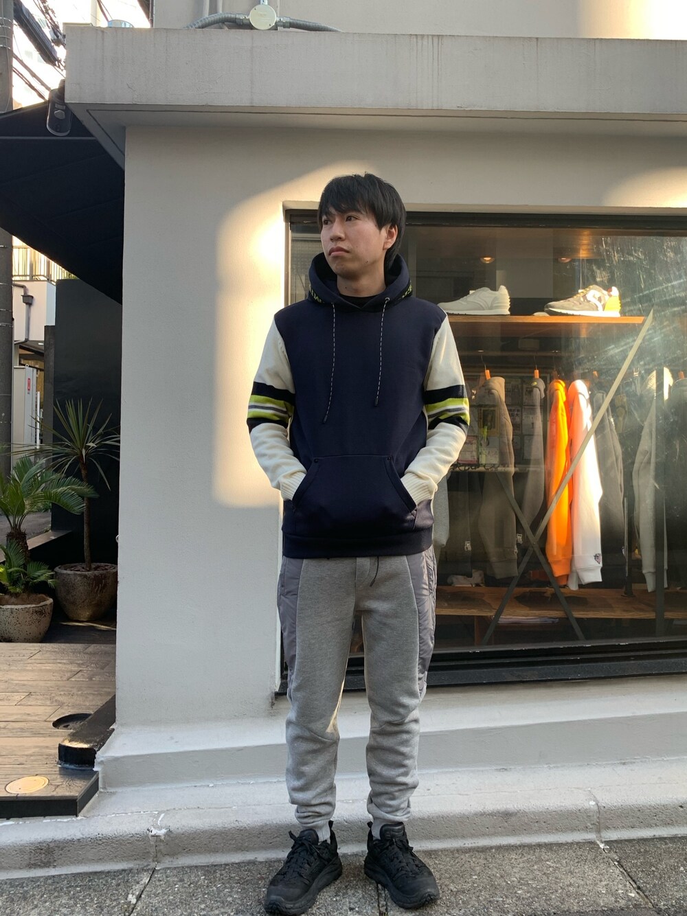 「秋コーデ、シンプルコーデ、休日スタイル、おしゃれさんと繋がりたい、スニーカーコーデ、ゆるコーデ、カジュアル、秋、ラフ、秋冬コーデ」｜「P.M.D.S.のP.M.D.S./ピー エム ディー エス/スウェットパンツ（その他パンツ、グレー系）」を使った、にっしーさん（メンズ・175cm）の秋コーディネートの1枚目の写真