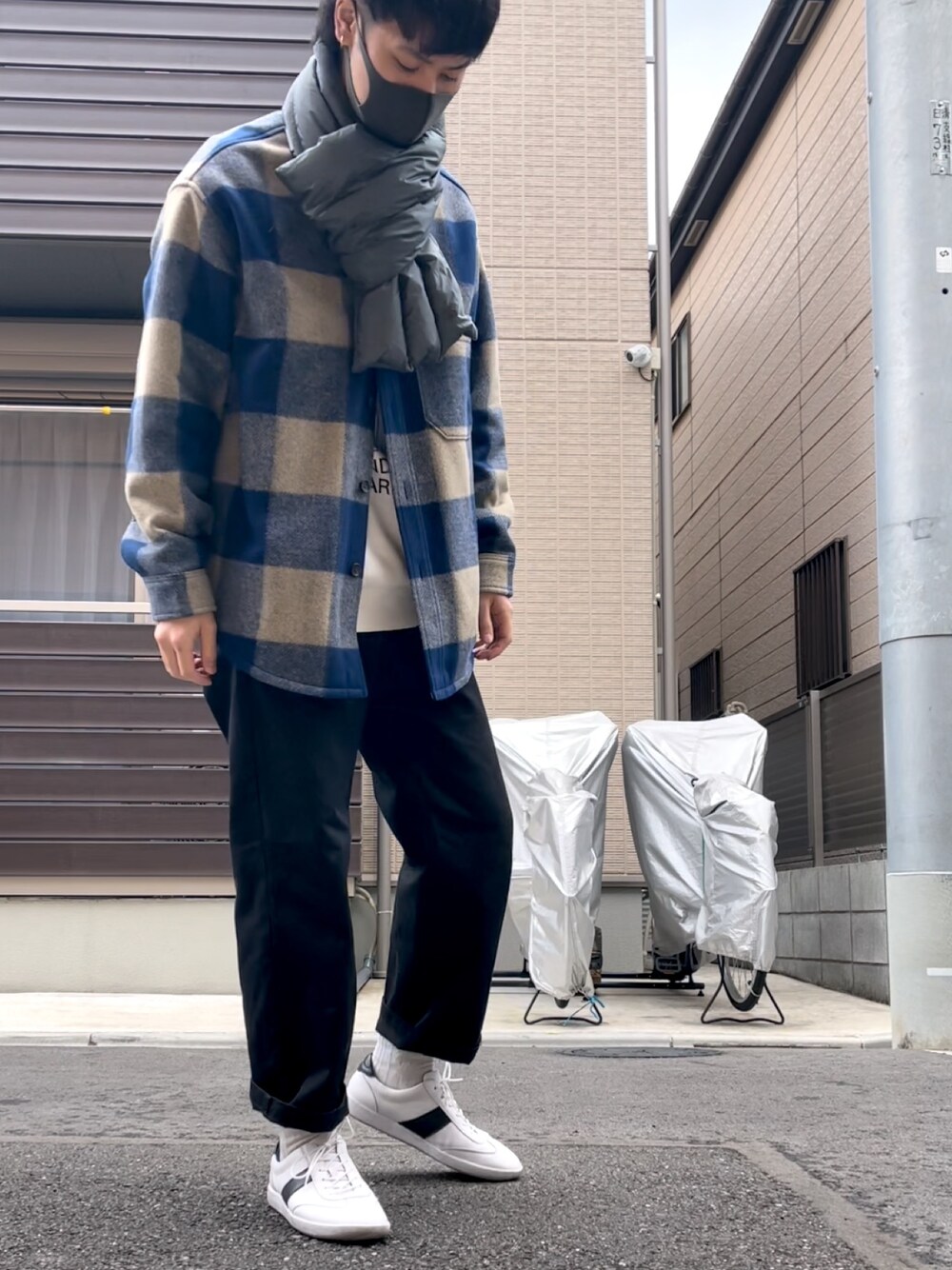 「チノパン、whoop'-de-doo'、レースアップシューズ、ユニクロ、THE NORTH FACE、Dickies、スニーカーコーデ、おしゃれさんと繋がりたい、カジュアル、防水スニーカー」｜「THE NORTH FACEの【THE NORTH FACE(ザノースフェイス)】Nuptse Muffler（マフラー、グレー系）」を使った、『nagaoka』さん（メンズ・178cm）の冬コーディネートの1枚目の写真