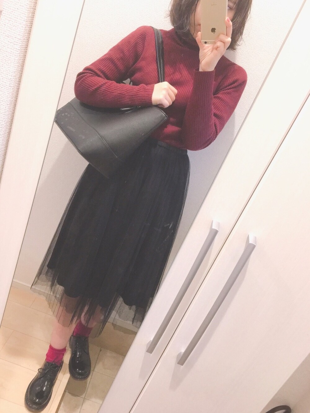 「黒×赤、チュールスカート、シンプルコーデ、無地コーデ、プチプラ、プチプラコーデ、無地、おしゃれさんと繋がりたい」｜「MAJESTIC LEGONのSひざ下丈チュールSK（スカート、ブラック系）」を使った、erikaさん（レディース・158cm）の冬コーディネートの1枚目の写真