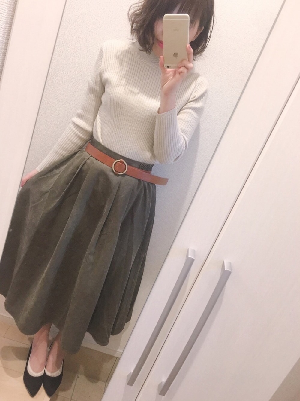 「ラッキーカラー、モスグリーン、シンプルコーデ、シンプル、無地、無地党、プチプラコーデ、プチプラ、オトナ女子、ロングスカート」｜「PAGEBOYのリングベルト（ベルト、ブラウン系）」を使った、erikaさん（レディース・158cm）の春コーディネートの1枚目の写真