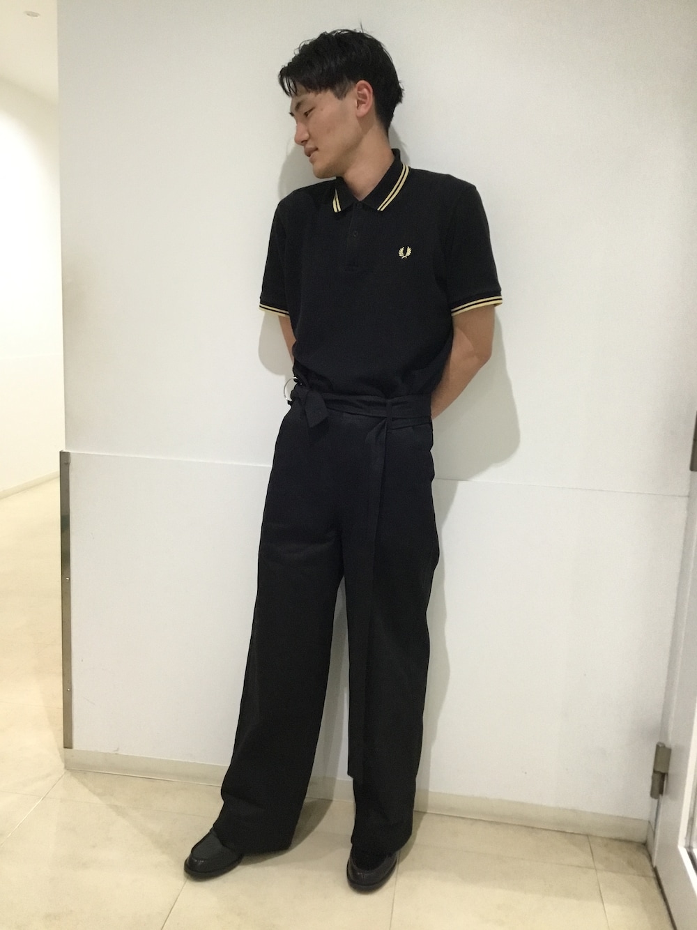 「FRED PERRYのFRED PERRY:【M12】ENGLAND ポロシャツ（ポロシャツ、ブラック系）」を使った、NAKAITIさん（メンズ・181cm）の春コーディネートの1枚目の写真