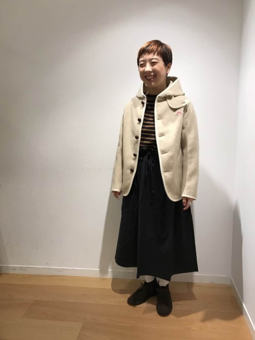 ベージュ系のその他アウター、その他のTシャツ/カットソー、グレー系のスカートを着用したレディースの秋コーディネートの1枚目の写真